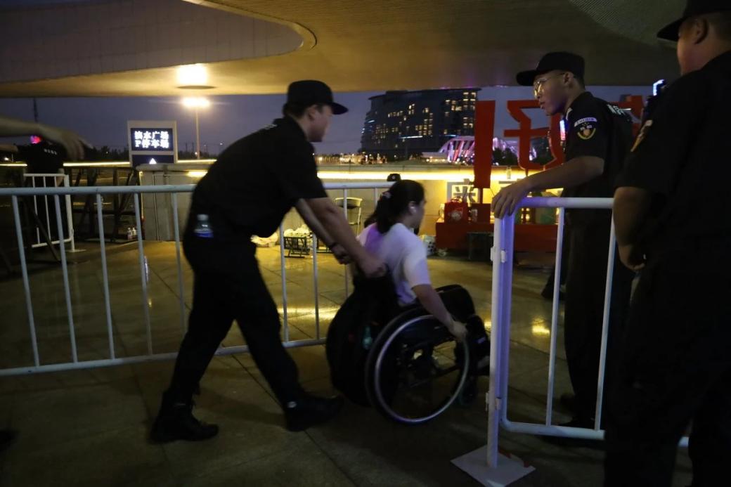 C:/Users/Administrator/Desktop/臺風“貝碧嘉”來襲,南京保安積極應對,“守”護萬家團圓!/13.jpg13