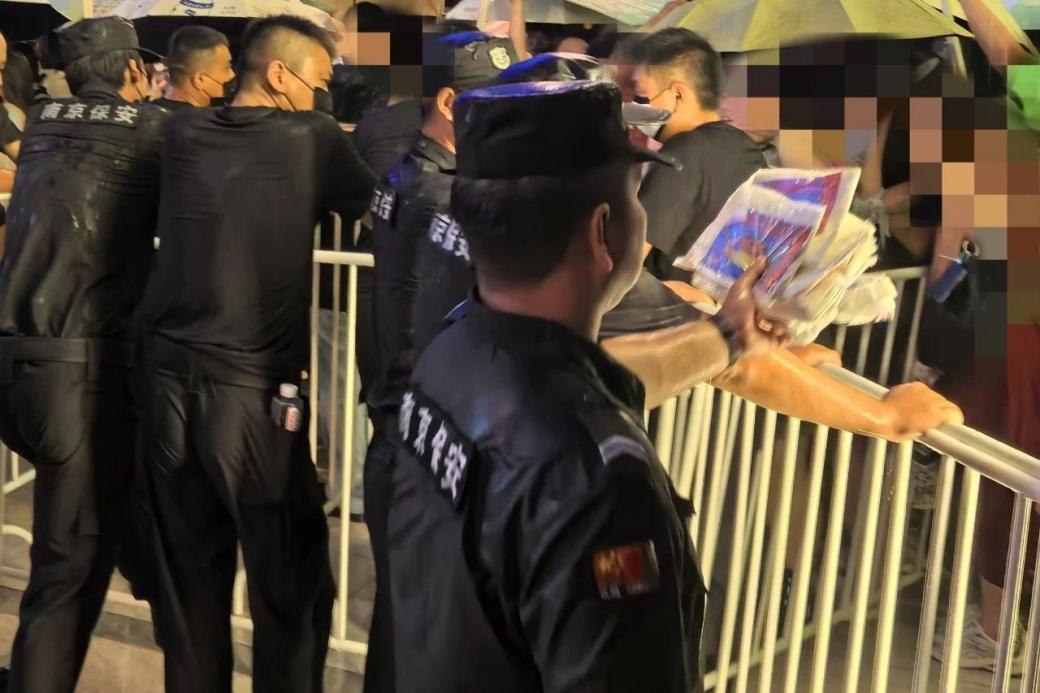 C:/Users/Administrator/Desktop/臺風“貝碧嘉”來襲,南京保安積極應對,“守”護萬家團圓!/11.jpg11