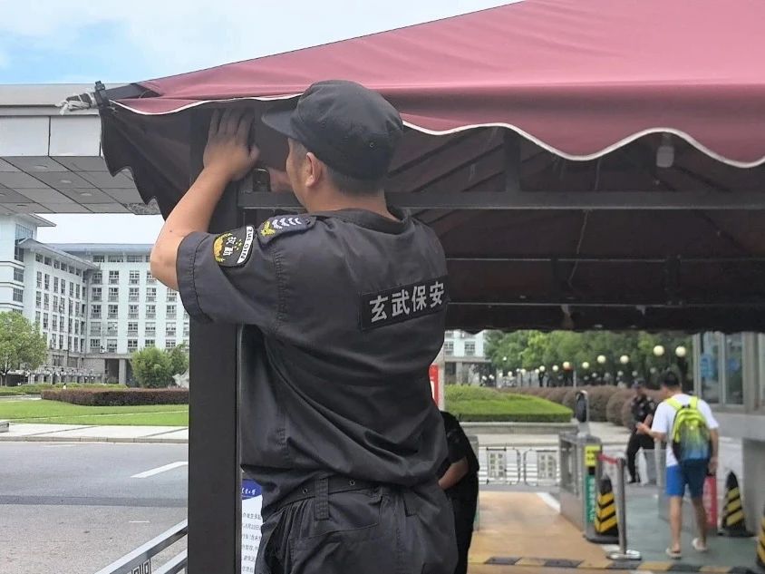 C:/Users/Administrator/Desktop/臺風“貝碧嘉”來襲,南京保安積極應對,“守”護萬家團圓!/6.jpg6