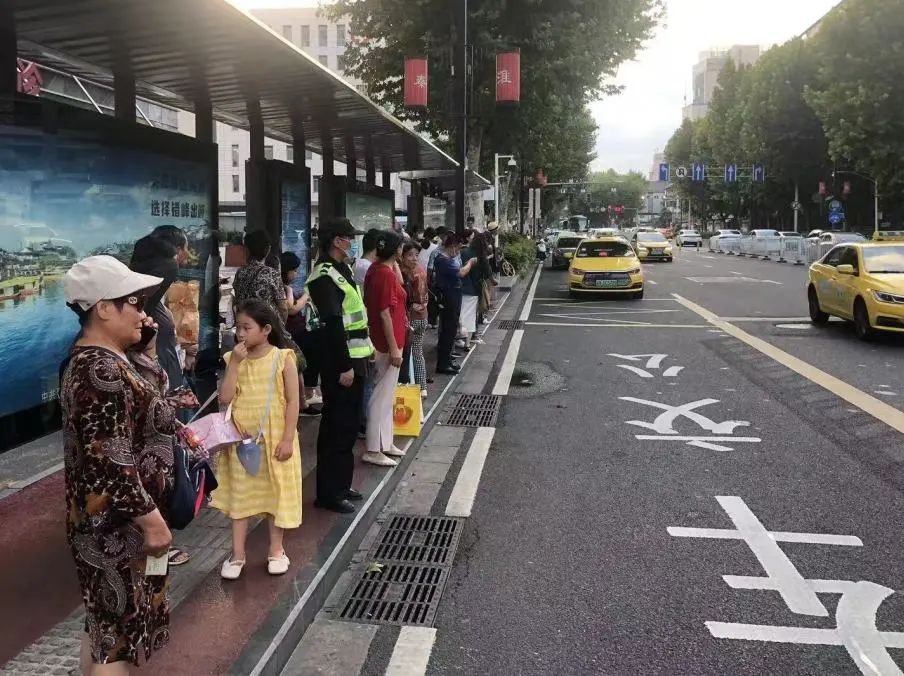 C:/Users/Administrator/Desktop/臺風“貝碧嘉”來襲,南京保安積極應對,“守”護萬家團圓!/2.jpg2