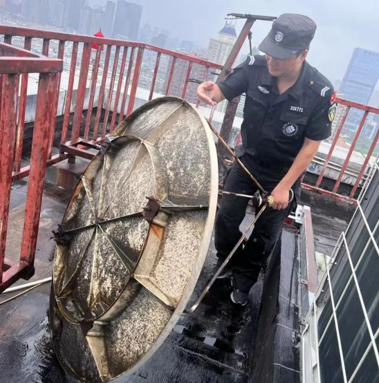 C:/Users/BA/Desktop/風雨過后南京保安迅速行動,恢復安“寧”面貌/11.jpg11