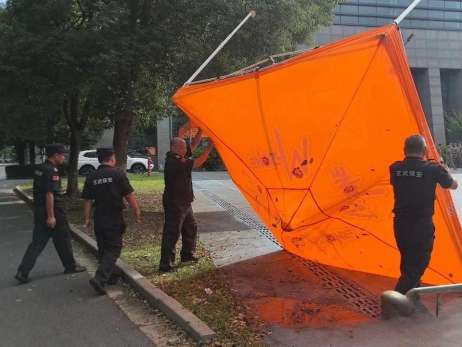 C:/Users/Administrator/Desktop/臺風“貝碧嘉”來襲,南京保安積極應對,“守”護萬家團圓!/3.jpg3