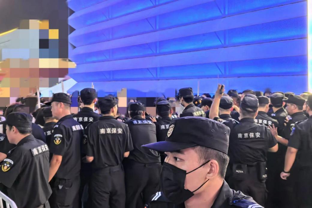 C:/Users/Administrator/Desktop/臺風“貝碧嘉”來襲,南京保安積極應對,“守”護萬家團圓!/12.jpg12