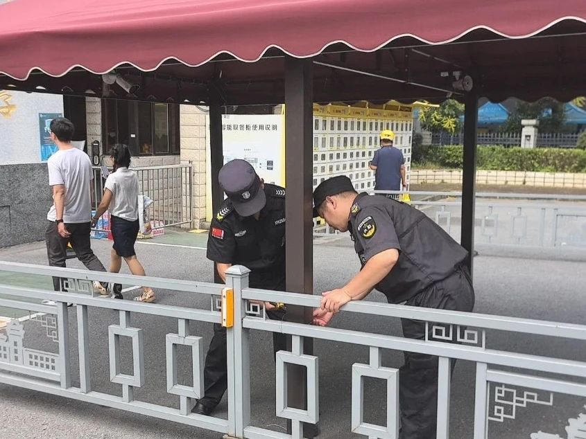 C:/Users/Administrator/Desktop/臺風“貝碧嘉”來襲,南京保安積極應對,“守”護萬家團圓!/4.jpg4