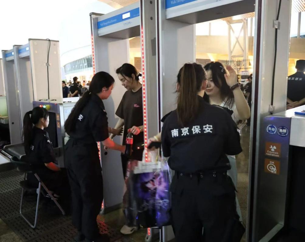 C:/Users/Administrator/Desktop/“安保鐵軍、硬核保障”2024系列報道四十二——南京市保安服務有限公司成功護航張碧晨「今兒個開心」十周年巡回演唱會南京站安保任務/2.jpg2