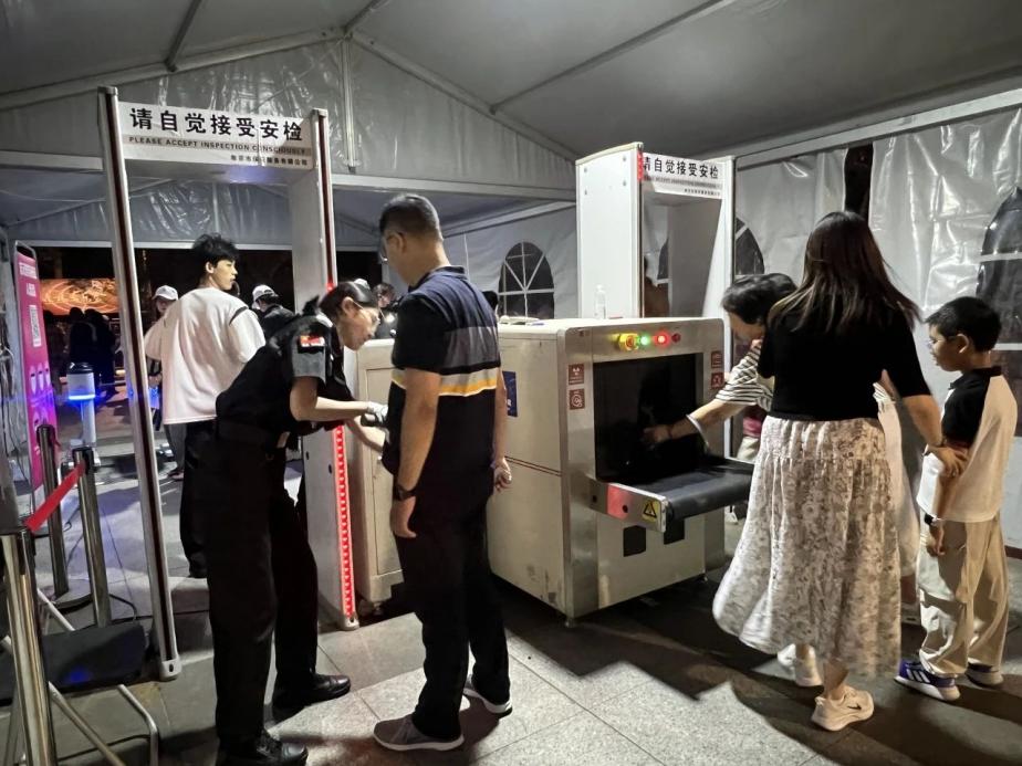 C:/Users/BA/Desktop/“安保鐵軍、硬核保障”2024系列報(bào)道四十三——月滿中秋,南京市保安服務(wù)有限公司圓滿護(hù)航“2024 南京森林音樂會(huì)”/4.jpg4