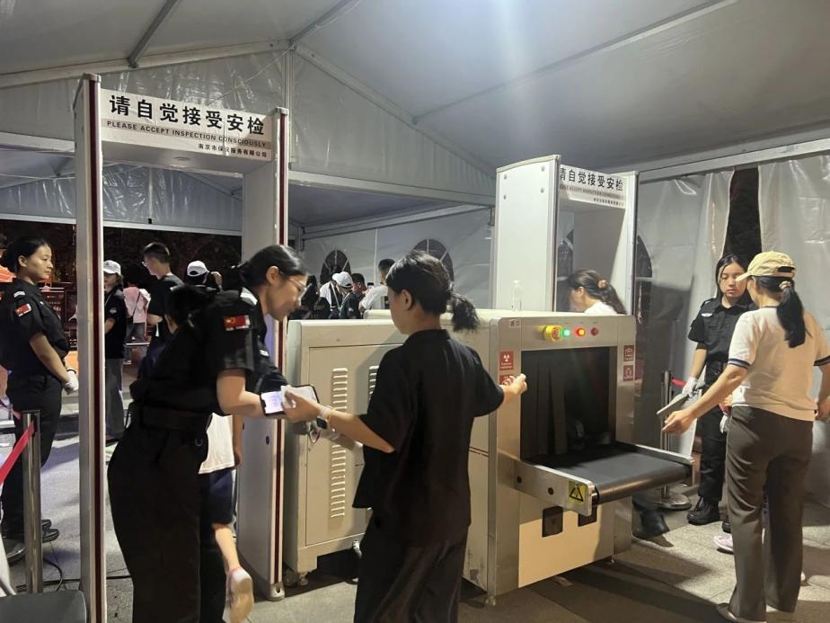 C:/Users/Administrator/Desktop/臺風“貝碧嘉”來襲,南京保安積極應對,“守”護萬家團圓!/9.jpg9