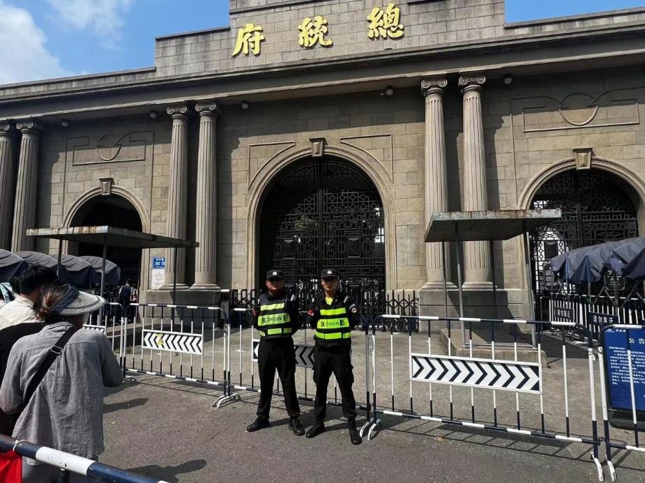 C:/Users/Administrator/Desktop/臺風“貝碧嘉”來襲,南京保安積極應對,“守”護萬家團圓!/7.jpg7