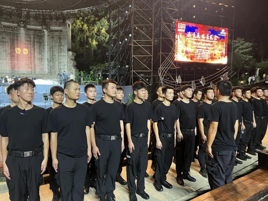 C:/Users/Administrator/Desktop/臺風“貝碧嘉”來襲,南京保安積極應對,“守”護萬家團圓!/10.jpg10