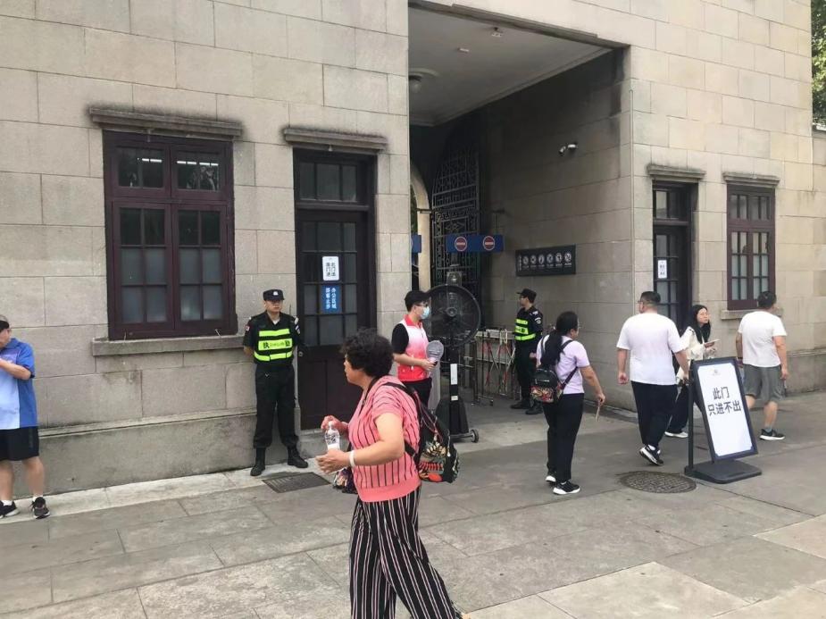 C:/Users/Administrator/Desktop/臺風“貝碧嘉”來襲,南京保安積極應對,“守”護萬家團圓!/8.jpg8