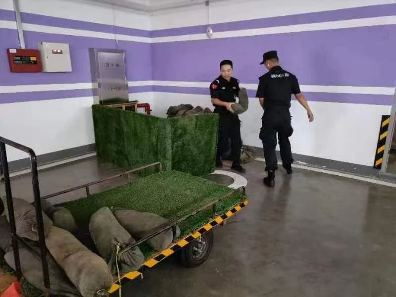 C:/Users/Administrator/Desktop/臺風“貝碧嘉”來襲,南京保安積極應對,“守”護萬家團圓!/5.jpg5